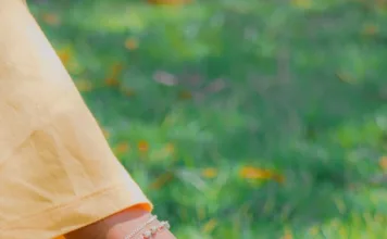 La signification des bracelets de cheville à travers le temps