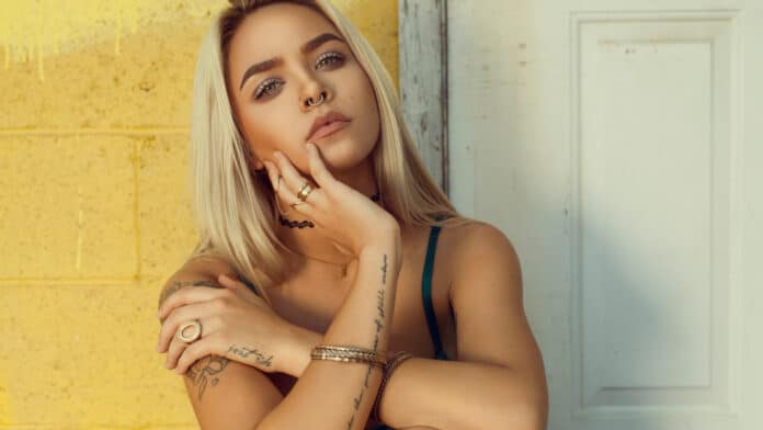 Les dessous de la mode : quand les accessoires deviennent le centre d'attention