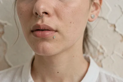 Femme portant un piercing labret décalé avec un stud en titane plat sur la lèvre inférieure, vue en gros plan